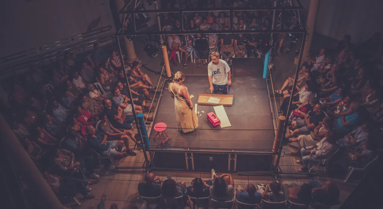 EL MUEBLE de la compañía "PRODUCCIONES ENEMIGAS"