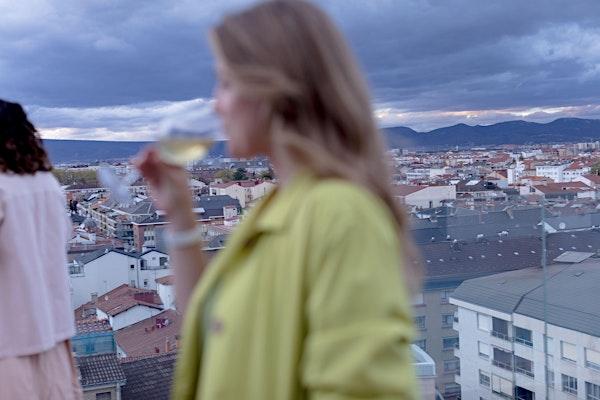 CATA DE VINO EN LA AZOTEA DE KORA GREEN CITY AL ATARDECER
