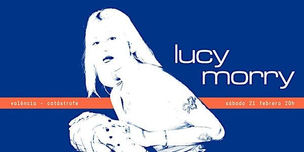 un concierto acústico de  Lucy Morry en catástrofe